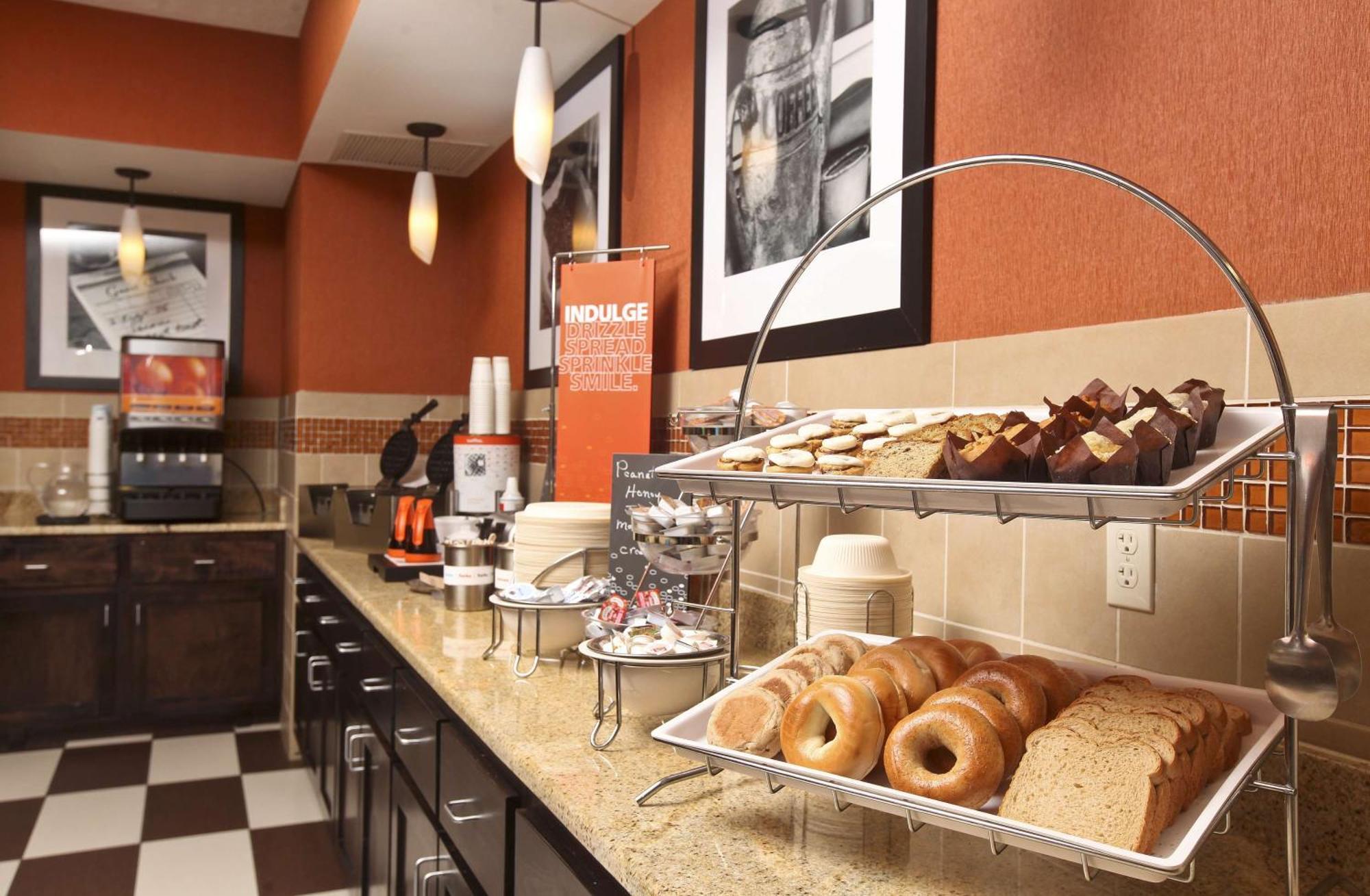 Hampton Inn & Suites Fargo Medical Center Экстерьер фото
