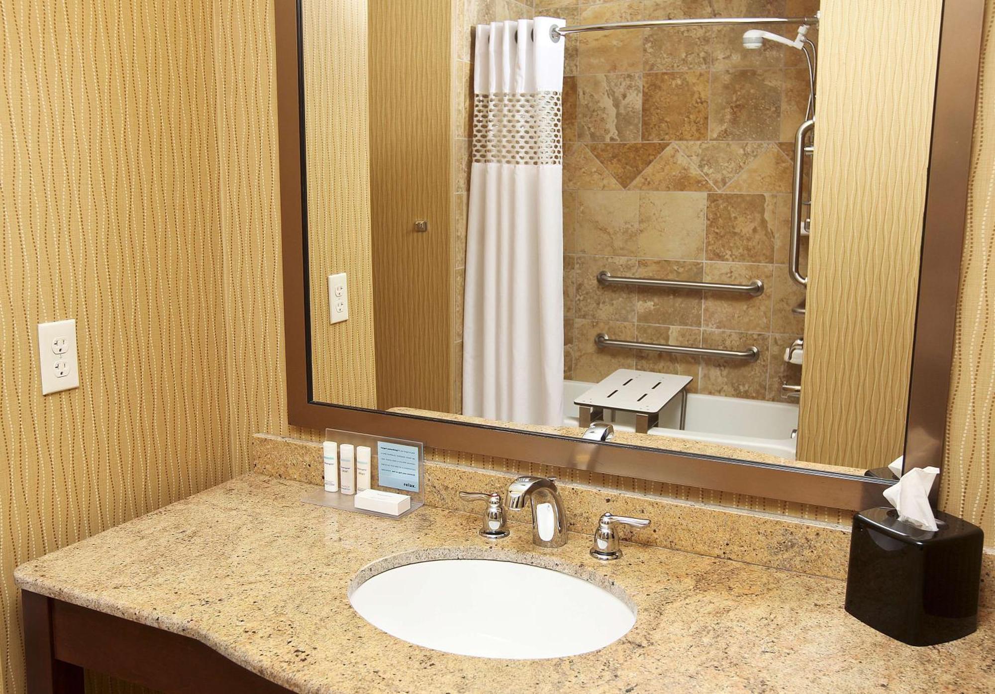 Hampton Inn & Suites Fargo Medical Center Экстерьер фото