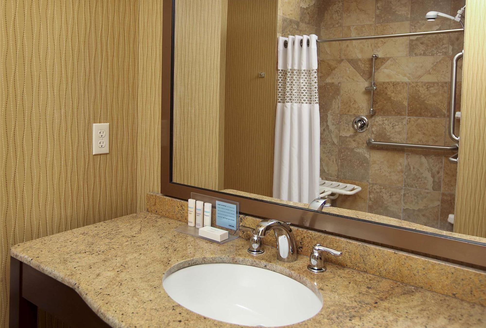 Hampton Inn & Suites Fargo Medical Center Экстерьер фото